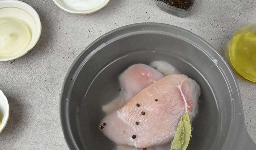 1. Этап. Коронационная индейка: Индейку отварите в подсоленной воде с добавлением лаврового листа и черного перца горошком. Мясо остудите в бульоне.