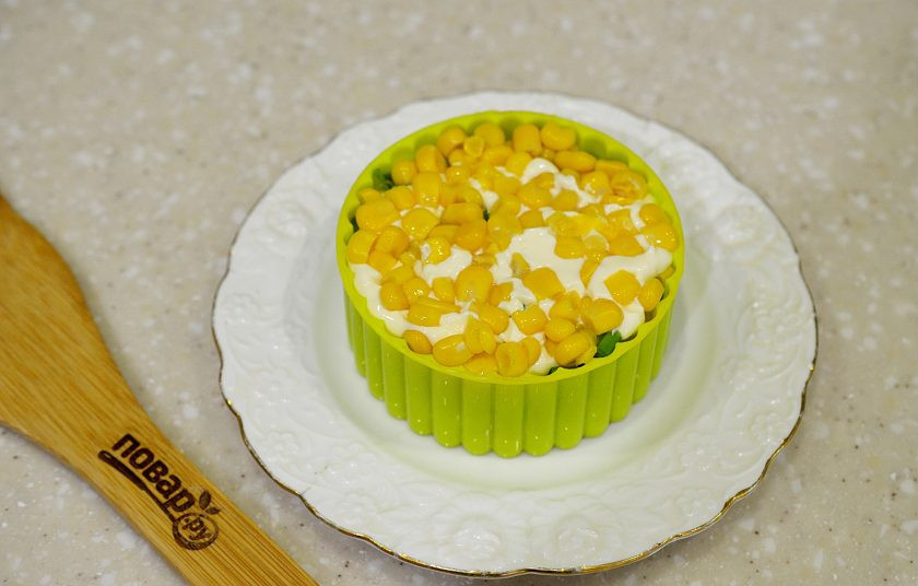 1. Этап. Слоеный салат с кукурузой: 5. Затем консервированную кукурузу.