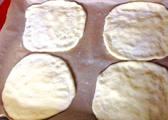 1. Этап. Ирландский хлеб Фадж: Выкладывайте лепешки на пергамент.