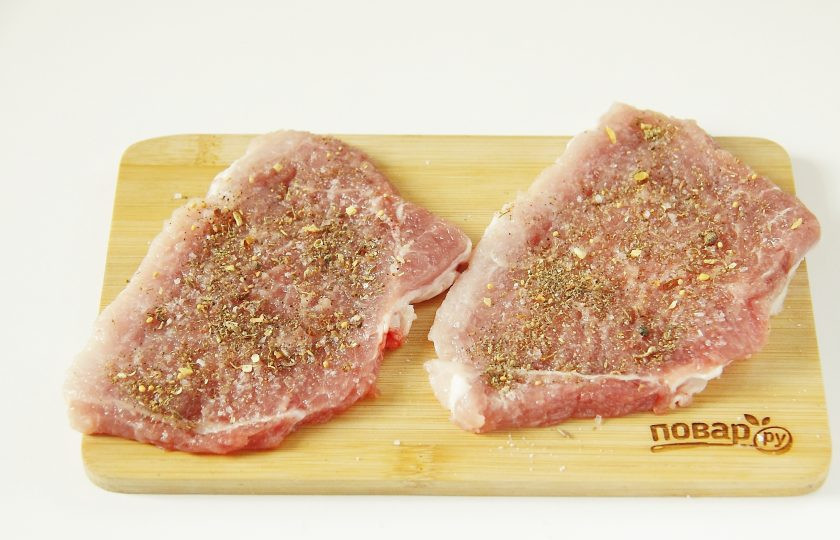 1. Этап. Мясные рулетики с луком: Тщательно отбейте каждый кусочек с двух сторон. Отбитое мясо посолите и посыпьте черным молотым перцем или любыми другими любимыми специями.