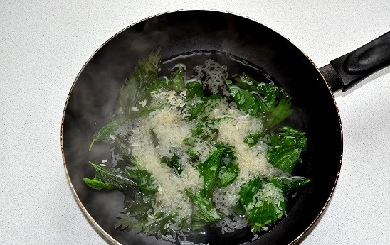 1. Этап. Рис с крапивой: Влейте кипяток так, чтобы он покрыл рис. Мне потребовалось примерно 3/4 стакана воды.