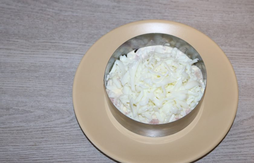 1. Этап. Слоёный салат с жаренными шампиньонами: Яйца сварите, остудите, почистите. Белок отделите от желтка. Белок натрите на крупной тёрке, желток на мелкой тёрке. Второй слой - белок.