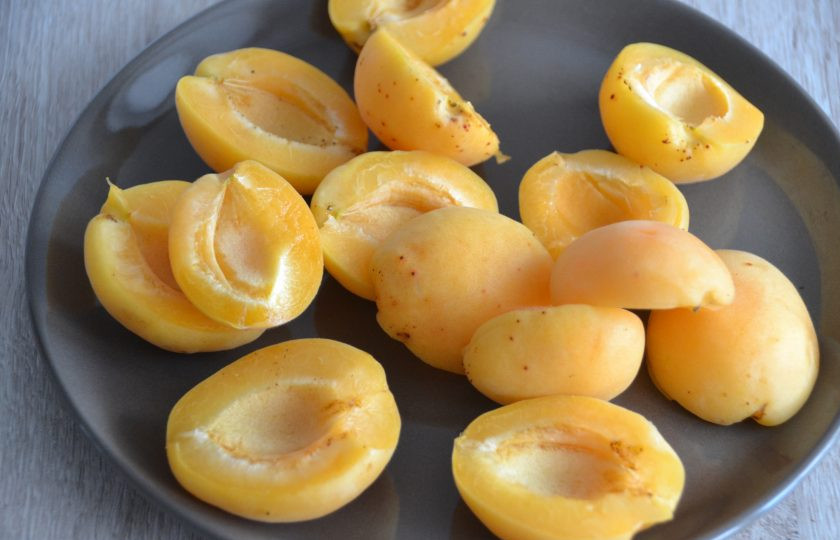 1. Этап. Цветаевский пирог с абрикосами: Из абрикосов удалите косточки.