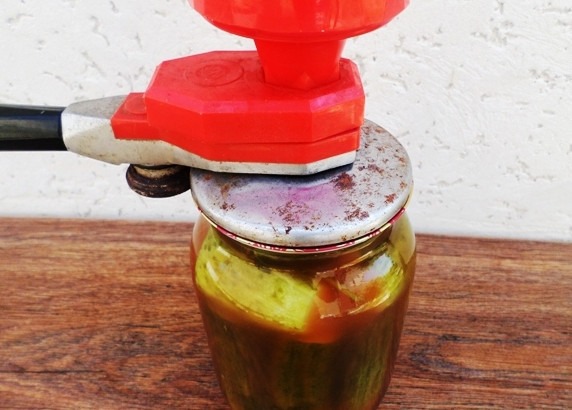 1. Этап. Огурчики с кетчупом на зиму: Затем банку закатайте и переверните вверх дном, укутайте во что-нибудь тёплое и дайте ей остыть.