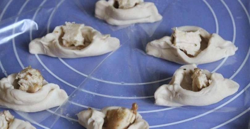 1. Этап. Слойки из слоеного теста: В кармашек положите по ч.л. брусники, а сверху — дольку яблока.