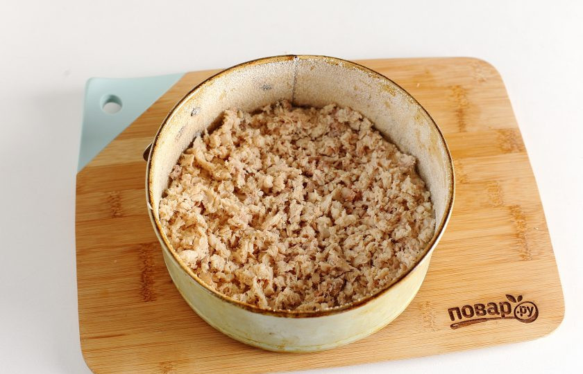 1. Этап. Паштида: Рыбу разомните вилкой, удалив крупные косточки. Распределите поверх теста.