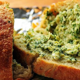 Хлеб с артишоками, сыром и чесноком