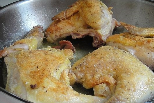 1. Этап. Курица Маренго: 2. Вымойте курицу, обсушите, нарежьте на 4 части. По вкусу посолите и поперчите, обваляйте в муке. Выложите на сковороду с разогретым маслом и жарьте до образования корочки с двух сторон.