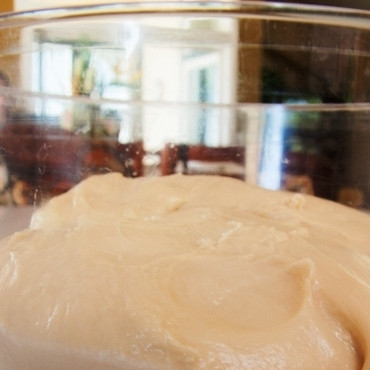 1. Этап. Вишневые бухты: Перекладываем тесто в большую миску и оставляем подниматься на полтора часа в теплом месте.