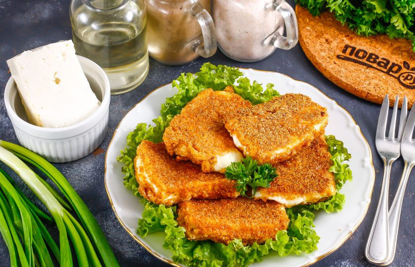 1. Этап. Брынза в кляре: Готовую брынзу в кляре выложите на свежую зелень и подайте к столу горячей, чтобы сыр тянулся при дегустации.