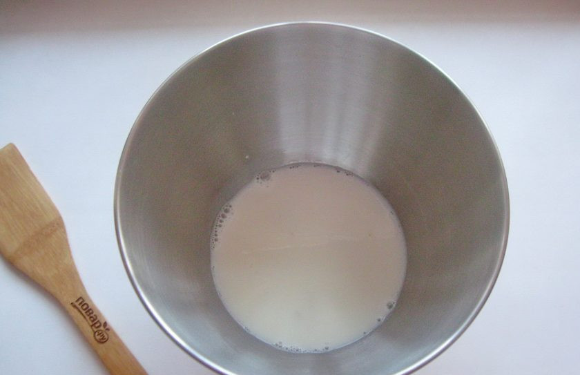 1. Этап. Дрожжевое тесто в планетарном миксере: Налейте теплое молоко и перемешайте с дрожжами.