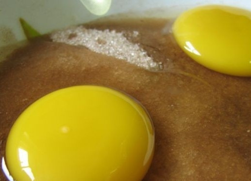 1. Этап. Печенье из яблок: Вобьем яйца.