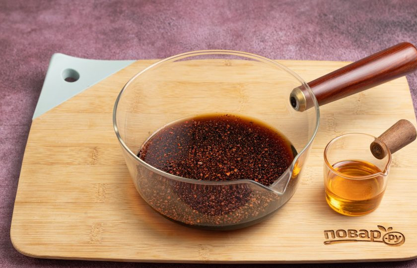 1. Этап. Китайский соус Терияки: Добавьте сахар, мед и перец чили.