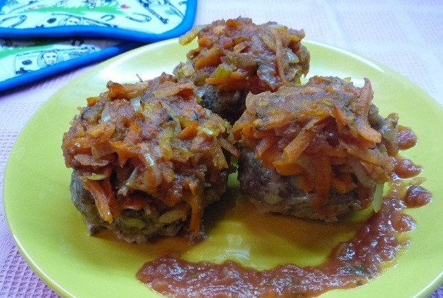 1. Этап. Биточки из фарша и риса: Благодаря соусу биточки получаются очень сочные и нежные, они просто таят во рту. Приятного всем аппетита!