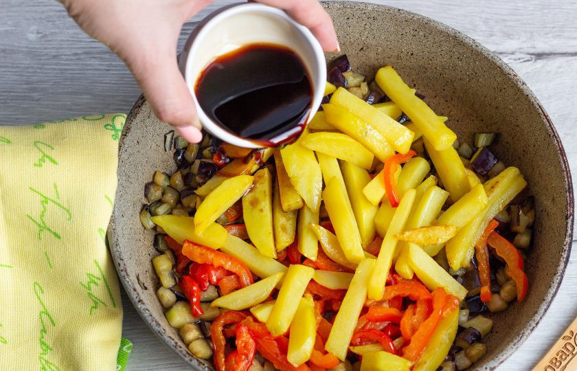 1. Этап. Чисанчи: Затем добавьте к баклажану картофель и перец, влейте соевый соус и жарьте в течение 4-5 минут.