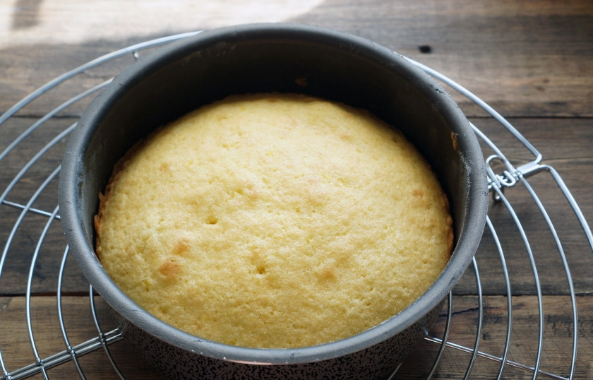 1. Этап. Масляный бисквит: Выпекайте в разогретой до 190 градусов духовке минут 20-25. Проверяйте готовность зубочисткой, не передержите бисквит. Если подрумянился - значит готов. Дайте ему остыть на решетке.