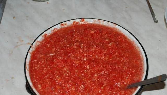 1. Этап. Хреновина (соус): Затем пропустите через мясорубку помидоры, перец и хрен. Чеснок пропустите через чеснокодавилку.