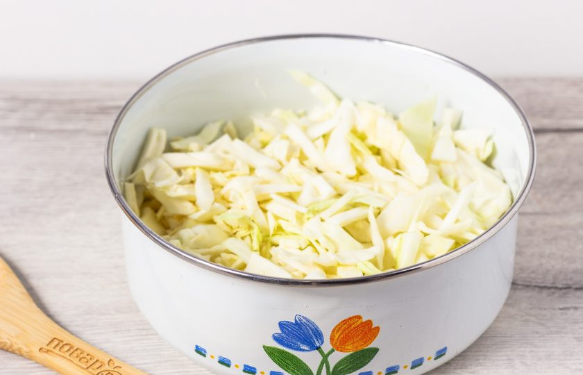 1. Этап. Капуста с соевым соусом: Капусту нашинкуйте, если она не молодая - немного помните руками.