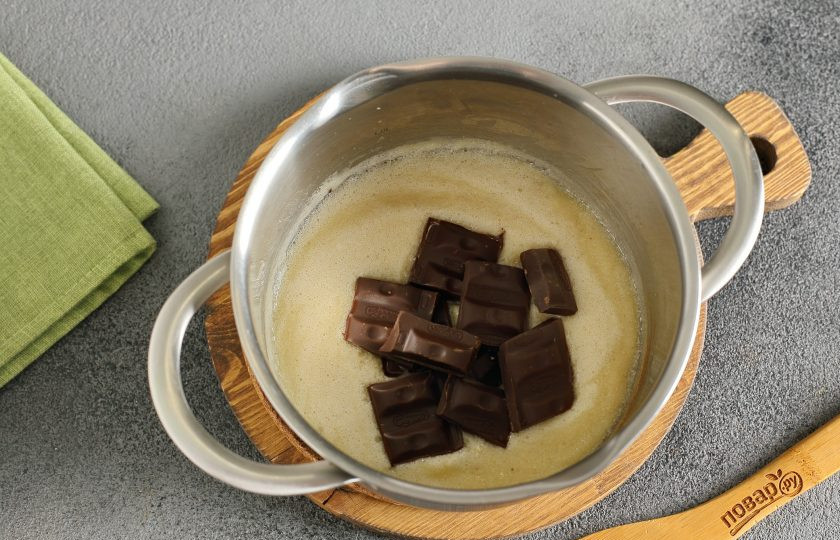 1. Этап. Шоколадно-банановая паста: Добавьте ломаный шоколад.