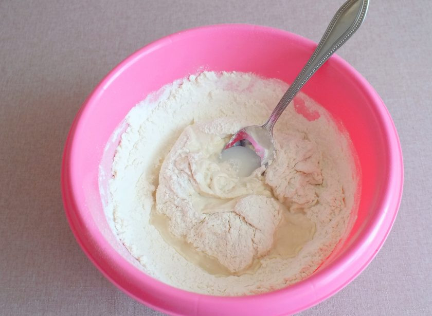 1. Этап. Батон Подмосковный: Добавьте мягкий смалец (или мягкое масло), 50 мл. воды. Замешивайте тесто руками.