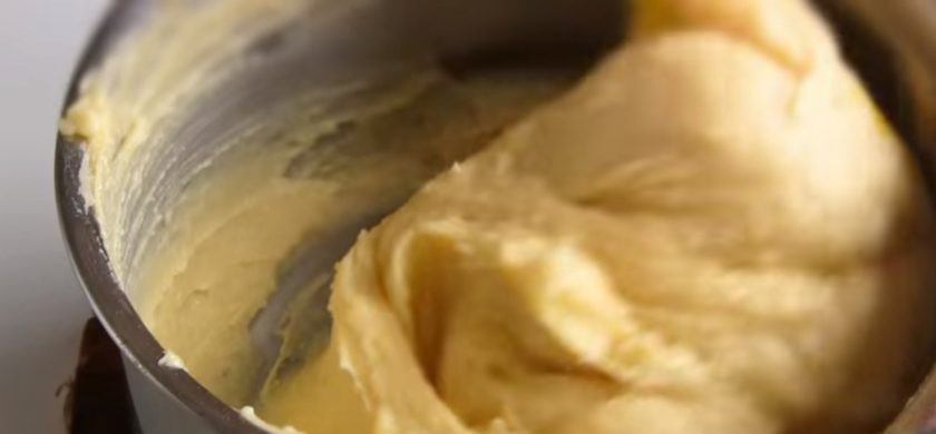 1. Этап. Пирожные заварные (эклеры): 2. Масса должна получиться однородной. Дайте тесту слегка остыть и добавьте по одному яйца, каждый раз хорошо перемешивая. Противень застелите пергаментом и выложите на него небольшие шарики теста на небольшом расстоянии друг от друга.