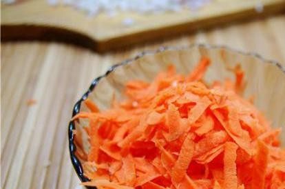 1. Этап. Томатный суп с мидиями: Очищенную морковь натираем на терке.