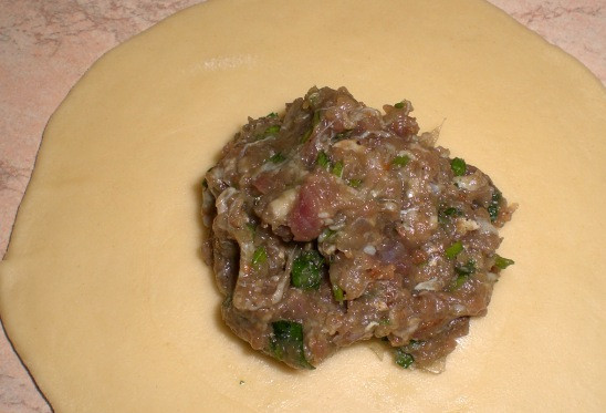 1. Этап. Хинкали с мясом: в середину лепешки кладем немного приготовленной начинки, примерно 1 столовую ложку.