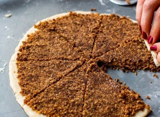 1. Этап. Ругелах: 5. Разрежьте на 8 равных кусочков. И аккуратно сверните.