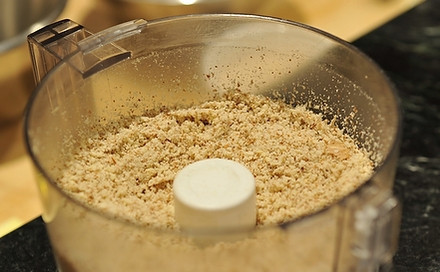 1. Этап. Американский яблочный пирог: Орехи измельчаем примерно до такого состояния как на фото. Одну четверть яблока нарезаем тонкими ломтиками и кладем в миску с соком лимона и отставляем эти ингредиенты в сторону.