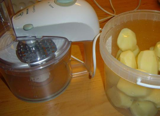 1. Этап. Картачи: Картофель очищаем и пропускаем через кухонный комбайн.