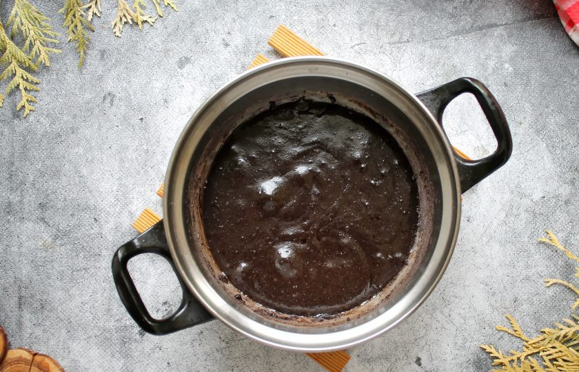 1. Этап. Трюфели из сухого молока: Сухое молоко перемешайте с какао порошком и просейте. Всыпьте шоколадную смесь в кастрюлю и тщательно перемешайте. Дайте массе остыть и поставьте в холодильник на один час.