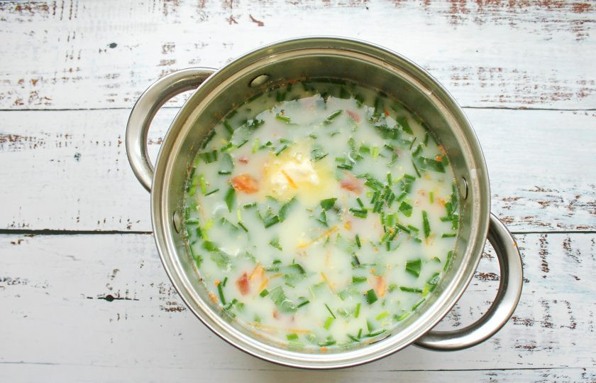 1. Этап. Дачный рисовый суп со снытью: Добавьте в суп сливочное масло, поперчите, посолите, если надо и подавайте к столу.