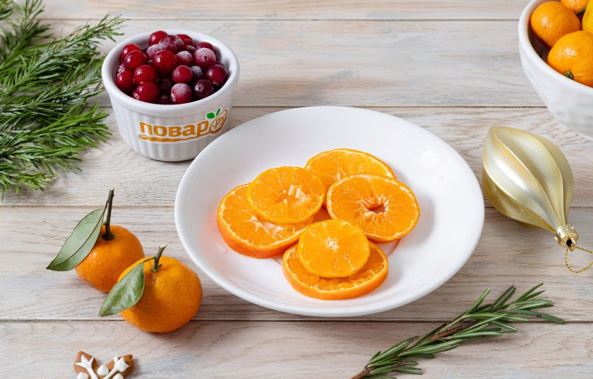 1. Этап. Новогодний коктейль: Нарежьте мандарин кружочками.