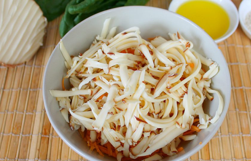 1. Этап. Салат с колбасным сыром и морковью: Колбасный сыр трем на крупной терке и добавляем к моркови.