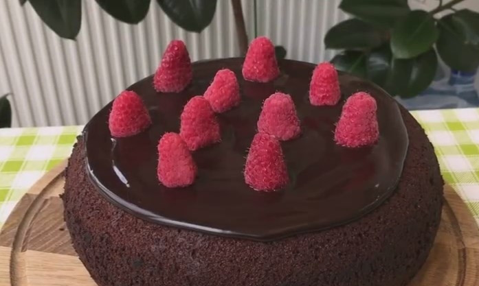 1. Этап. Очень простой шоколадный торт на раз, два, три: 8. Шоколадный кекс можно есть сразу. Полейте его сверху шоколадной помадкой и украсьте по своему желанию.