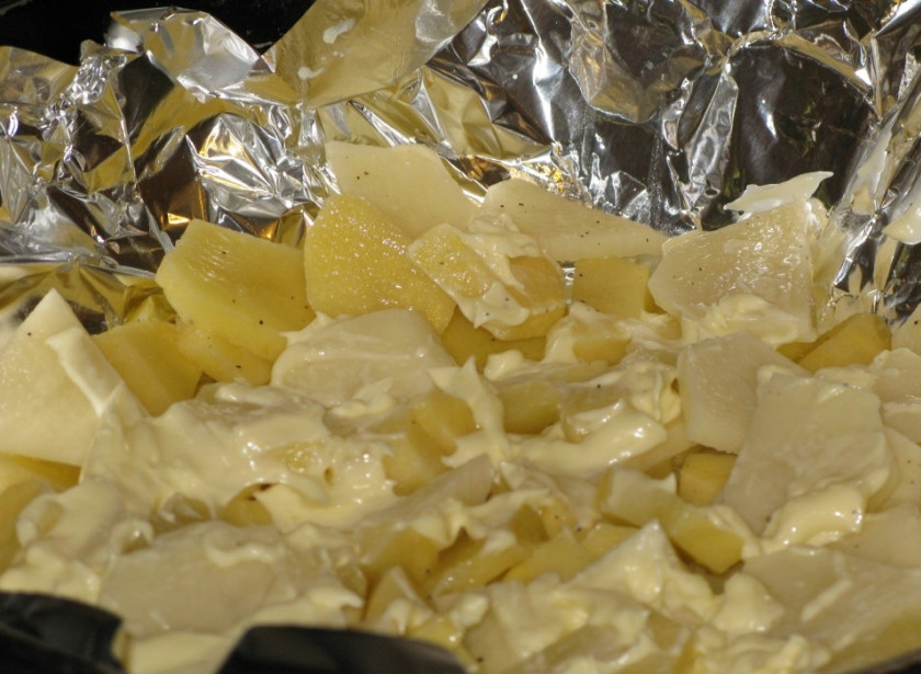 1. Этап. Пангасиус с картошкой в духовке: Добавляем майонез.