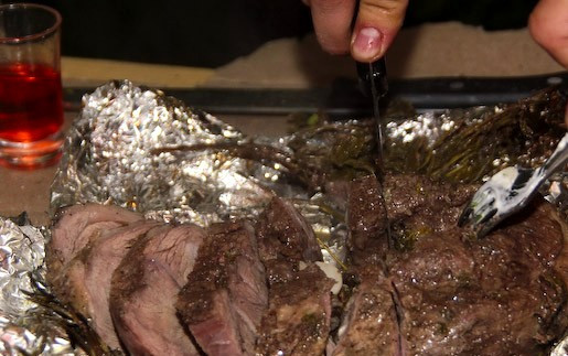 1. Этап. Баранина на углях: Остается подождать еще немного, и баранина в фольге также приготовится. Нарезаем ее на кусочки и быстренько кушаем, пока она еще горячая. Приятного аппетита!