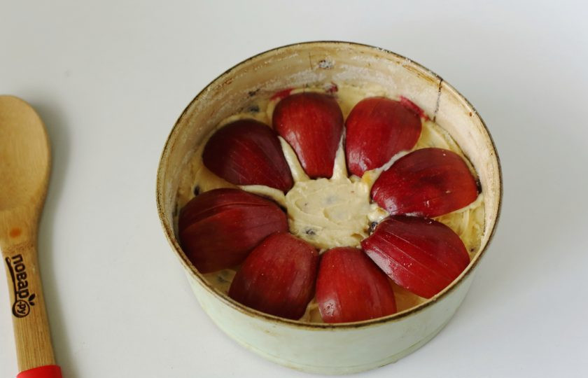 1. Этап. Бретонский пирог с клюквой и яблоками: Яблоки разрежьте на 4 части. Сделайте глубокие надрезы ножом, выложите их сверху и слегка утопите в тесте. Выпекайте пирог в духовке при температуре 190 градусов около 45 минут.