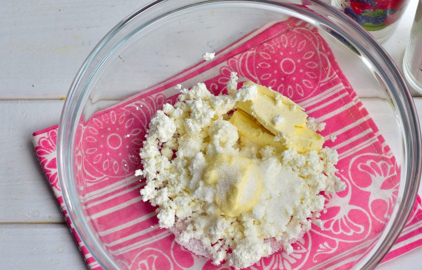 1. Этап. Творожно-сырные палочки: Добавьте соль и сахар.