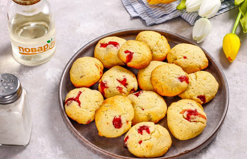 1. Этап. Творожное печенье с клюквой: Горячее печенье выложите на тарелку и дайте ему остыть, оно станет рассыпчатым и хрустящим.