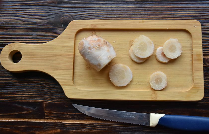 1. Этап. Том ям рецепт с морепродуктами: С корня галангала счистите тонкий слой кожицы и нарежьте шайбочками.