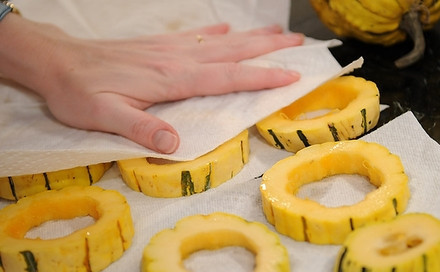 1. Этап. Закуска из тыквы: Через 30 минут кольца тыквы хорошенько обсушиваем бумажным полотенцем.