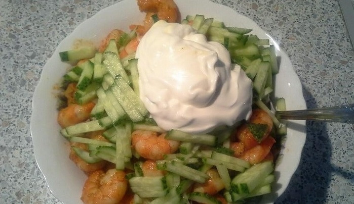 1. Этап. Салат Фунчоза с креветками: 5. Положите все нарезанные продукты в салатник, добавьте креветки. Заправьте майонезом. Аккуратно перемешайте. Кушайте с удовольствием!