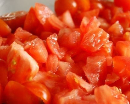 1. Этап. Яичница по-еврейски: Так же нарежьте помидоры.