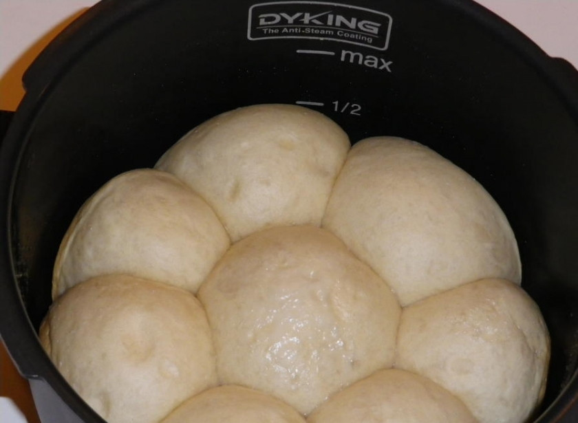1. Этап. Пампушки в мультиварке: Выставьте в мультиварке режим с минимальной температурой и дайте тесту подняться еще раз.