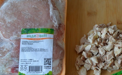 1. Этап. Салат Манон: Для приготовления салата берём филе индейки. У меня - филе бедра индейки Индилайт. Заливаем необходимое количество филе водой, доводим до кипения, снимаем пену и варим в подсоленной воде до готовности около 40 минут на слабом огне. В конце добавляем любимую приправу. У меня - универсальная приправа для птицы. Готовому филе даём остыть, режем мелкими кусочками.