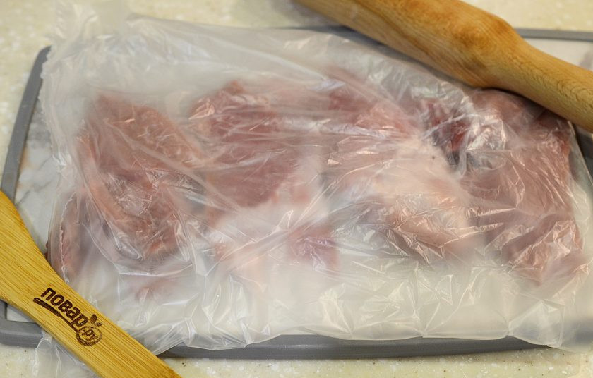 1. Этап. Свинина с медом и горчицей: 2. Накройте пленкой или пакетом и отбейте.