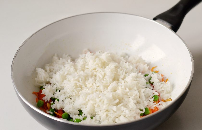 1. Этап. Вок рисом и овощами: Добавьте отварной рис. Перемешайте. Обжаривайте все вместе еще пару минут.
