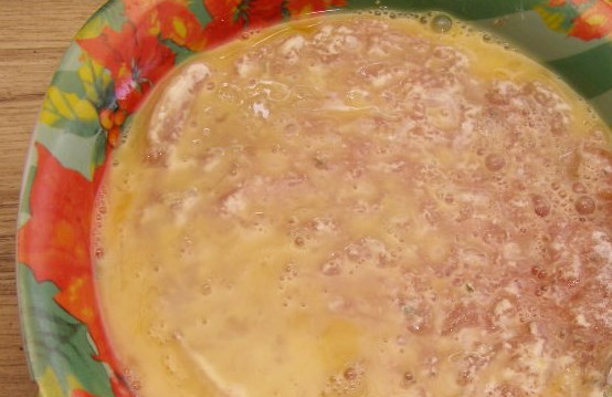 1. Этап. Ромштекс из свинины: Затем обмакните мясо во взбитые яйца.
