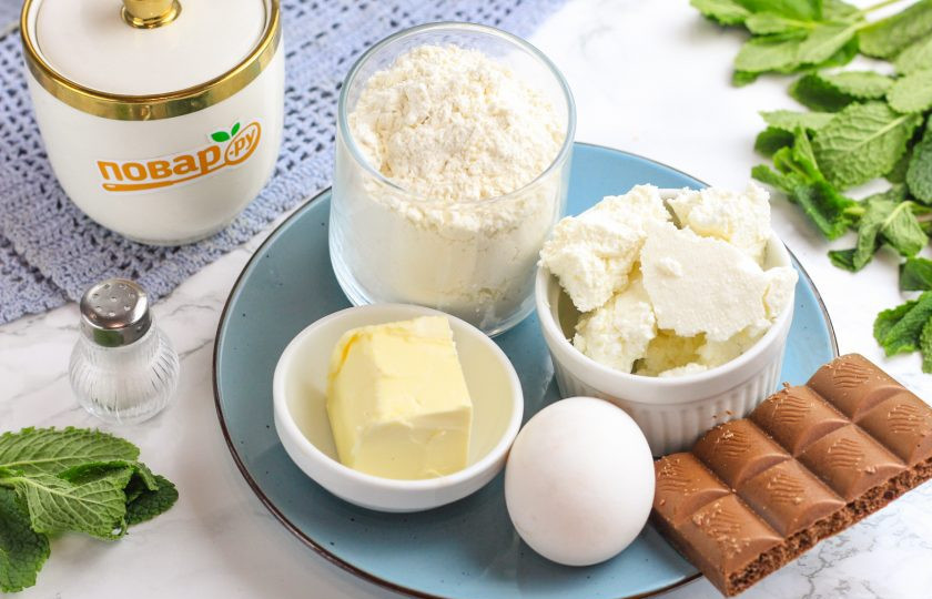 1. Этап. Творожные кексы с шоколадной крошкой: Подготовьте указанные ингредиенты. Творог можно использовать любой жирности, как и сливочное масло.